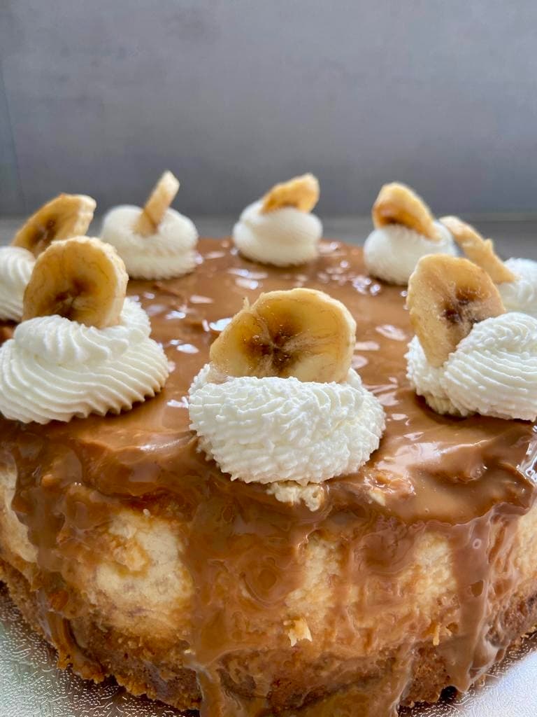 Cheesecake artesanal con base crujiente y relleno cremoso